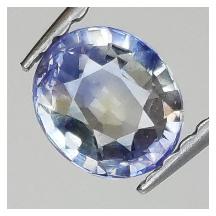 0,77 ct Saphir im Ovalschliff 5,6x4,8 mm