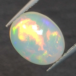 1,53ct Opal im Ovalschliff 9,6x7,6 mm