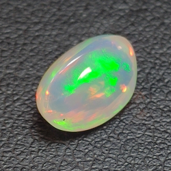 1,64ct Opal im Ovalschliff 9,6x6,8 mm