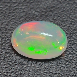 1,64ct Opal im Ovalschliff 9,6x6,8 mm