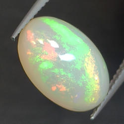 2,37ct Opal im Ovalschliff 12,4x8,3 mm