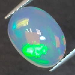 1,85ct Opal im Ovalschliff 10,5x7,6 mm