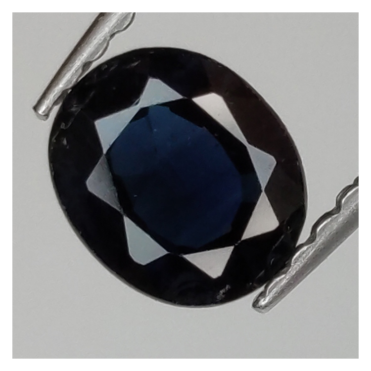 0,75ct Oval cut sapphire 6x5 mm