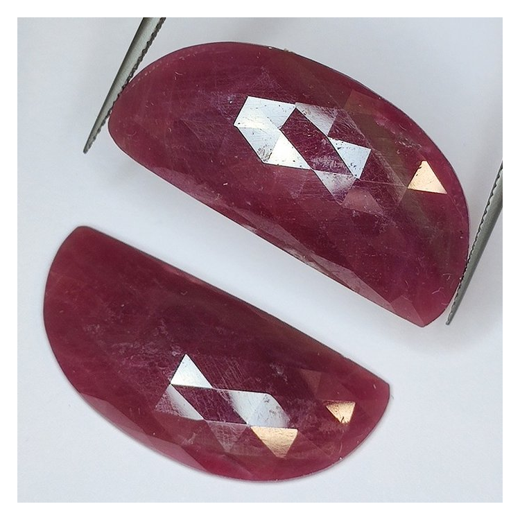 27,74 & 29,31 ct 2 pezzi Fancy Rose Ruby 33,97 x 15,90 x 4,94 mm & 34,31 x 15,99 x 5,00 mm.