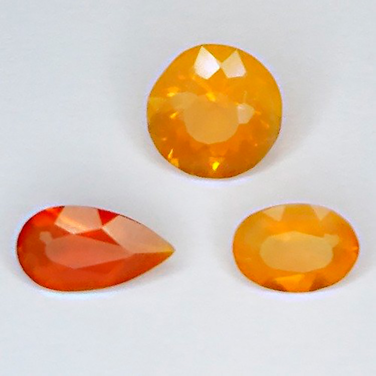1,73 ct 3 Ovale, birnenförmige und runde Feueropale von 6,80 bis 8,46 mm