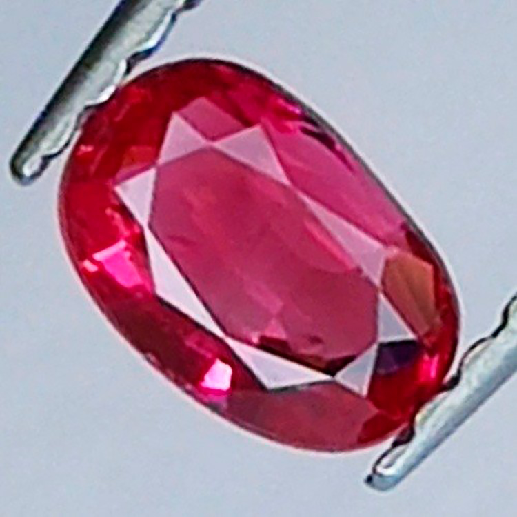 0,49 ct Ovaler Rubin 5,40 x 3,59 x 2,41 mm