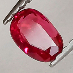 0,49 ct Rubí ovalado  5,40 x 3,59 x 2,41 mm
