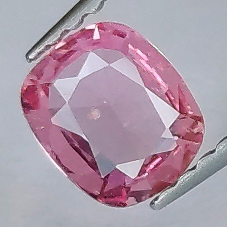 0,61 ct Saphir coussin rose 6,08 x 5,13 x 2,11 mm