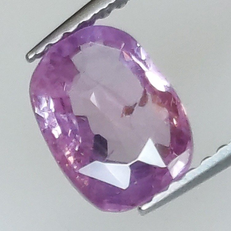 1,79 ct Cushion-cut pink sapphire 8,03 x 6,10 x 3,41 mm