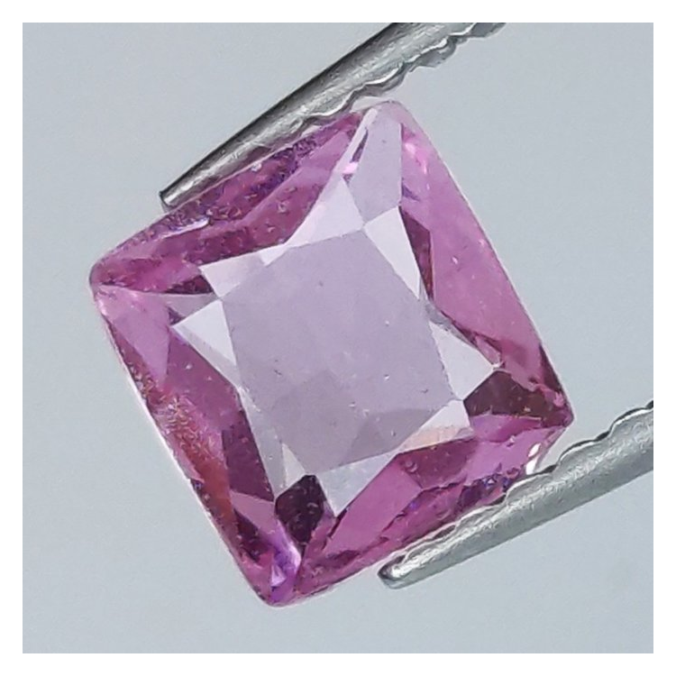 0,89 ct Rosa Saphir im Prinzessinnenschliff 5,86 x 5,40 x 2,53 mm