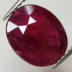 2,46 ct Oval Ruby 10,27 x 8,40 x 2,63 mm