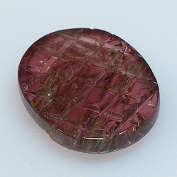 Taglio ovale tormalina rubellite da 8,49 ct 16,46 x 13,34 x 4,09mm