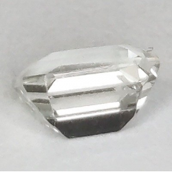 1,04 ct farbloser Saphir im Smaragdschliff  6,16 x 4,49 x 3,69 mm