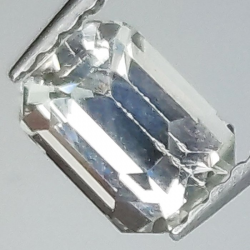 1,04 ct farbloser Saphir im Smaragdschliff  6,16 x 4,49 x 3,69 mm