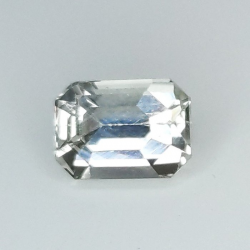 1,04 ct farbloser Saphir im Smaragdschliff  6,16 x 4,49 x 3,69 mm