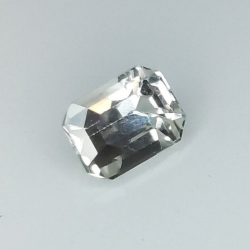 1,04 ct farbloser Saphir im Smaragdschliff  6,16 x 4,49 x 3,69 mm