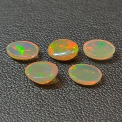 2,43 ct Opale de taille ovale Approx. : 7 x 5 x 3 mm