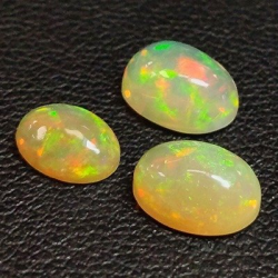 2,61 ct Ópalo noble talla oval aprox:  8 x 6 x 4 mm