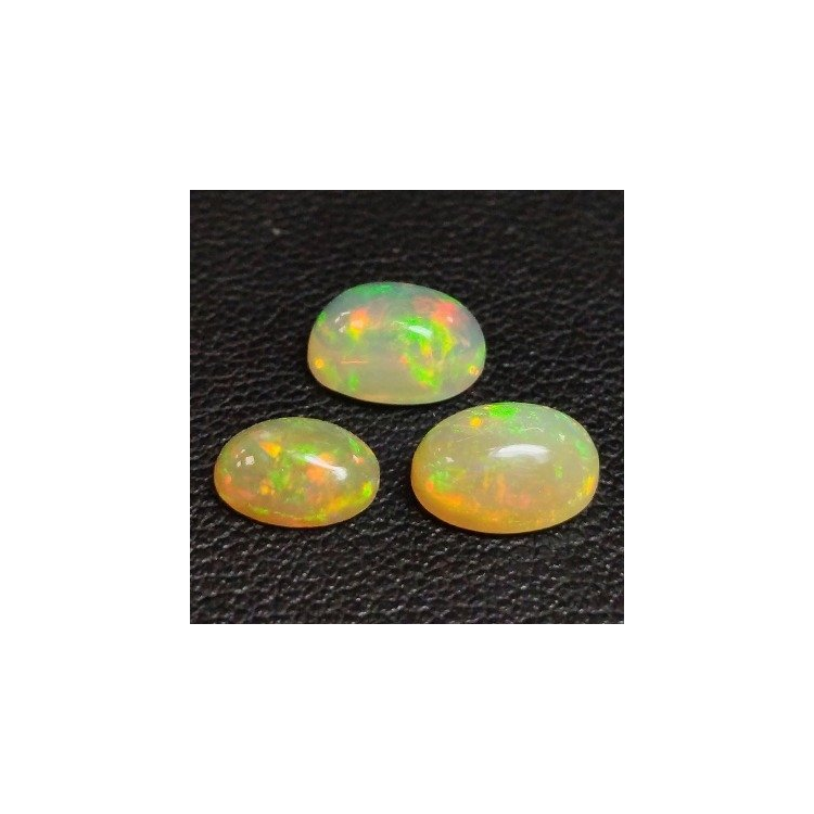 2,61 ct Noble opale taille ovale approx : 8 x 6 x 4 mm