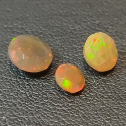 1,80 ct Edler Opal im Rundschliff ca. 7-5 mm