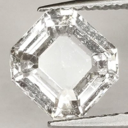 2,11 ct farbloser Saphir im Smaragdschliff  7,15 x 6,94 x 4,20 mm