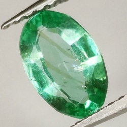 0,90 ct smeraldo ovale 7,87 x 5,15 x 3,10 mm