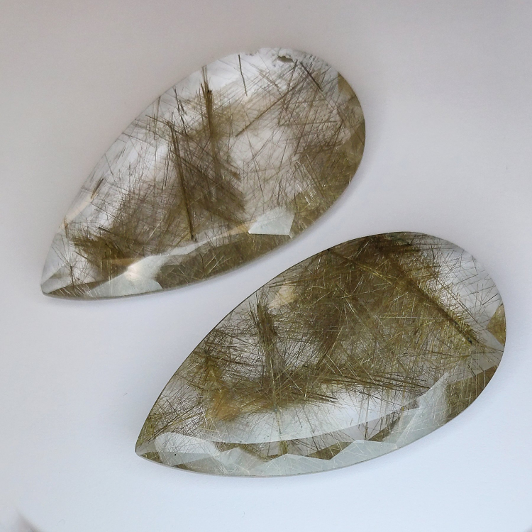104.46 ct Quartz Rutilé Poire approx 48 x 26 x 7 mm