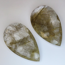 104.46 ct Cuarzo Rutilado Pera aprox 48 x 26 x 7 mm