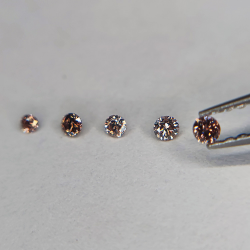Fancy pink diamond in round cut 1.3-1.9 mm