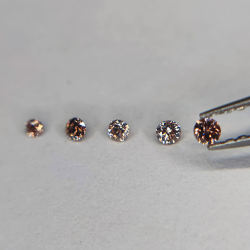 Diamante fancy rosa en talla redonda 1.3-1.9 mm