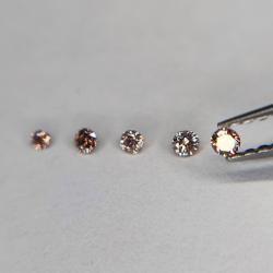 Fancy pink diamond in round cut 1.3-1.9 mm