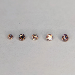 Diamante fancy rosa en talla redonda 1.3-1.9 mm