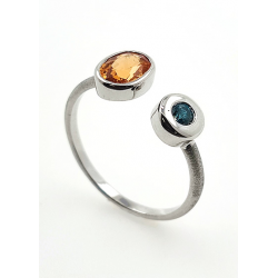 Anillo de oro blanco 18KT de Garnet Spessartite y diamante azul.