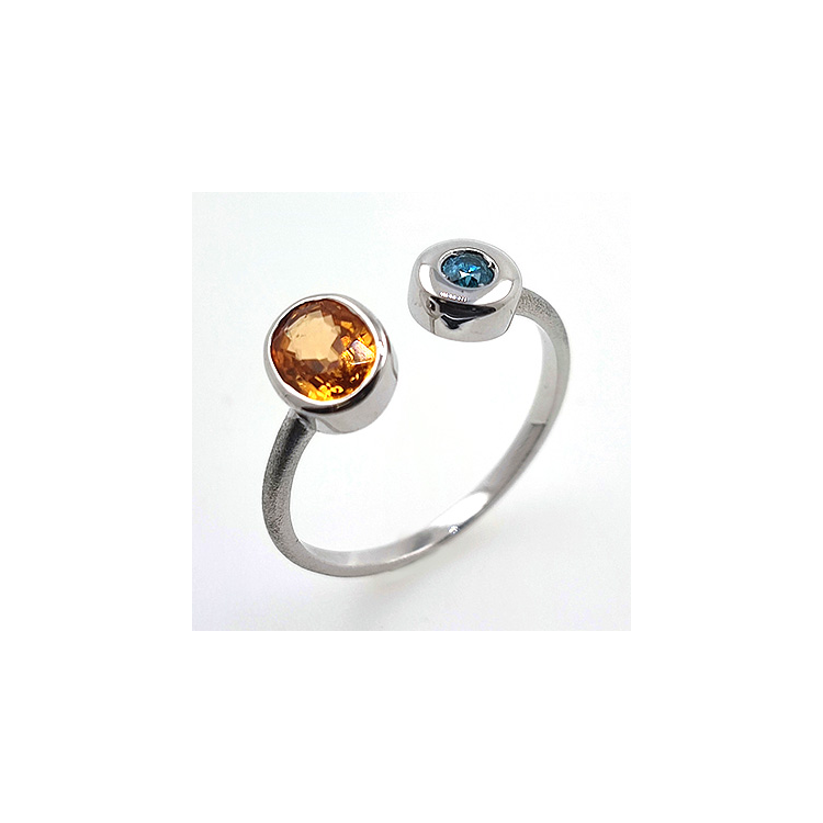 Anello in oro bianco 18KT con granato Spessartite e diamante blu.
