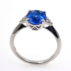 Ring aus 18KT Weißgold mit Tansanit und Diamant.