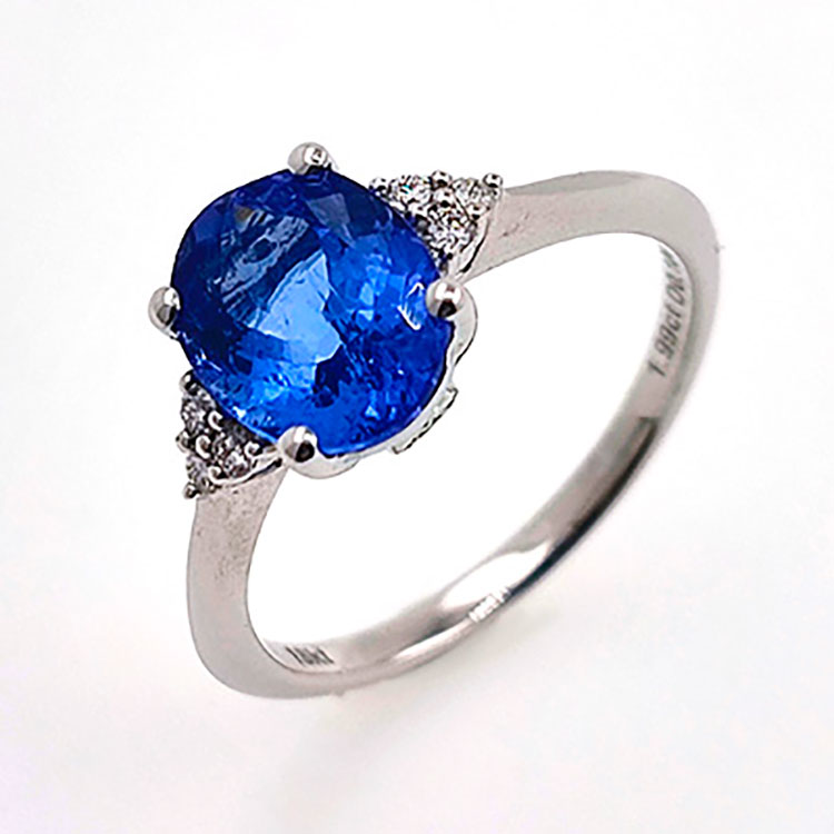 18KT white gold ring with tanzanite and diamond.