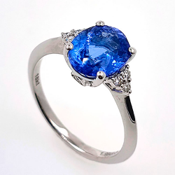 18KT white gold ring with tanzanite and diamond.