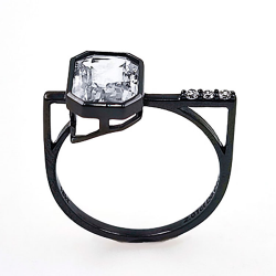 Anillo de oro negro 18KT de Zafiro y diamante.
