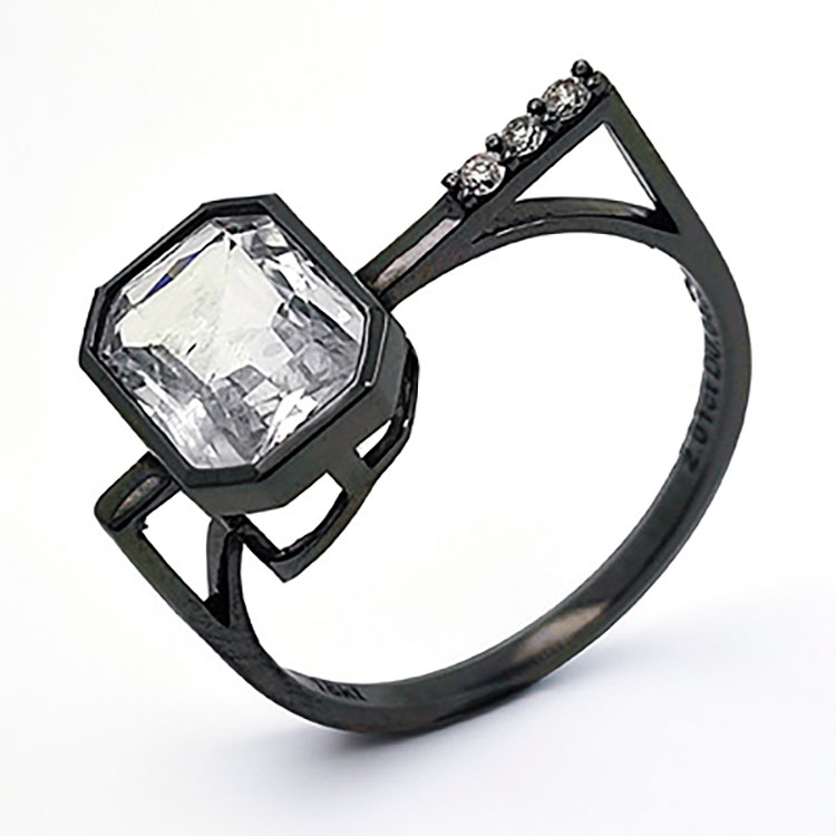 Anillo de oro negro 18KT de Zafiro y diamante.