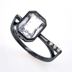 Anillo de oro negro 18KT de Zafiro y diamante.