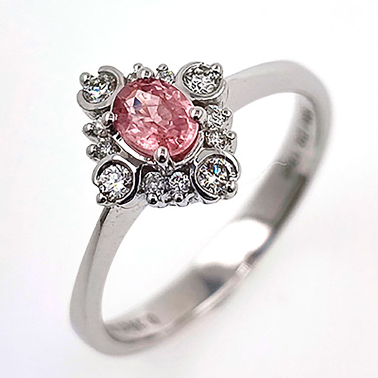 Ring aus 18KT Weißgold mit Padparadscha-Saphir und Diamant.