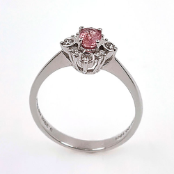 Bague en or blanc 18KT avec saphir padparadscha et diamant.