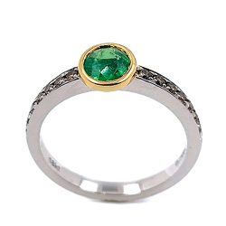 Anello con tsavorite e diamanti in oro bianco e oro giallo 18KT.