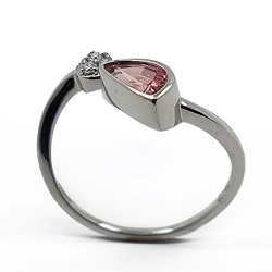 Anillo de oro blanco 18KT de Padparadscha sapphire y diamante.