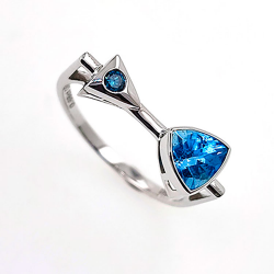 Anillo de oro blanco 18KT de Aquamarine y diamante.