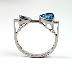 Anillo de oro blanco 18KT de Aquamarine y diamante.
