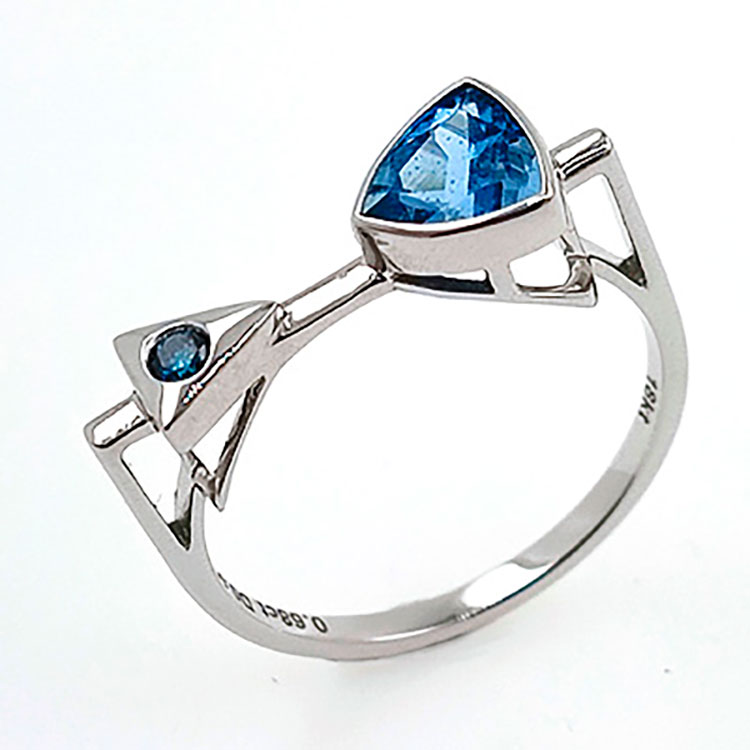 Anillo de oro blanco 18KT de Aquamarine y diamante.