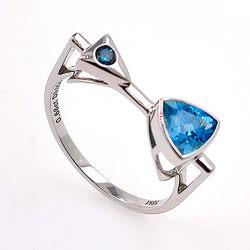 Anillo de oro blanco 18KT de Aquamarine y diamante.