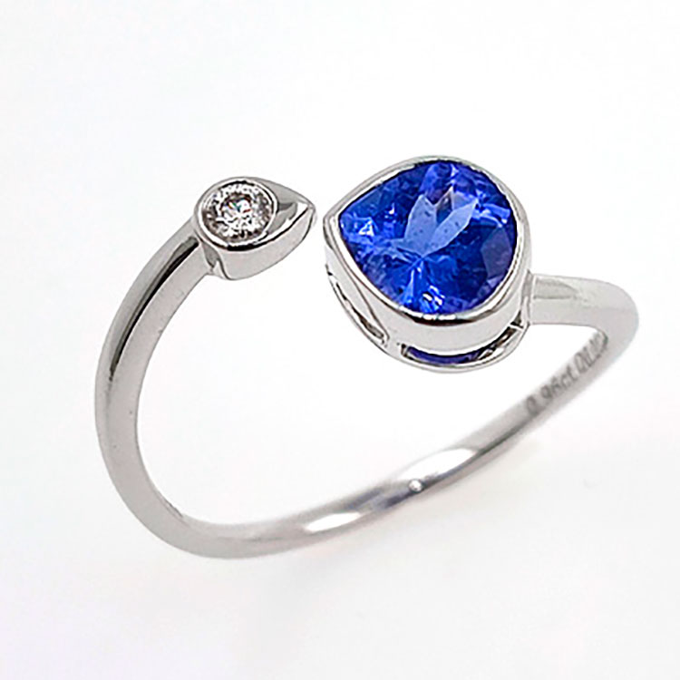 Anillo de oro blanco 18KT de tanzanita y diamante.
