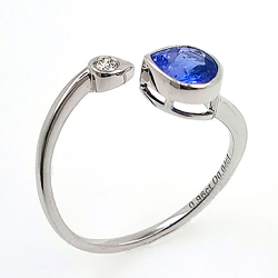 Anillo de oro blanco 18KT de tanzanita y diamante.